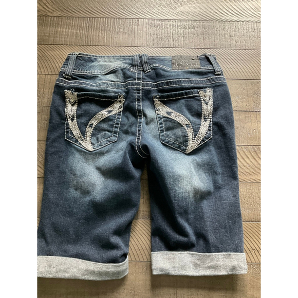 Ariya Jeans Women’s Bermuda Shorts Size 11/12 Dark Wash Denim Cuffed Embroidered - Picture 2 of 6